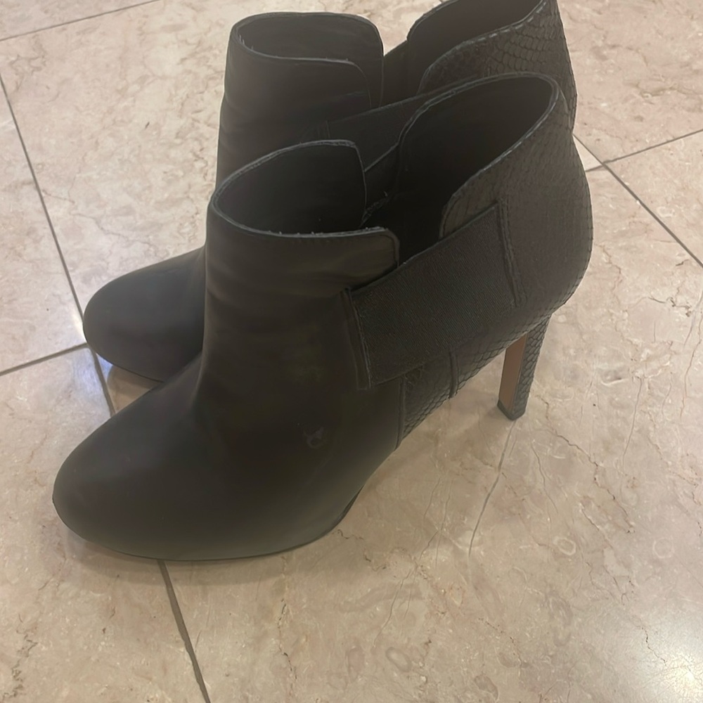 Vince Camuto size 7.5 black booties with snakeskin details